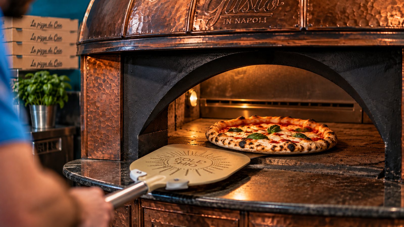 Pizza margherita sortant du four chez La Pizza du Coin à Saint-Symphorien-de-Lay